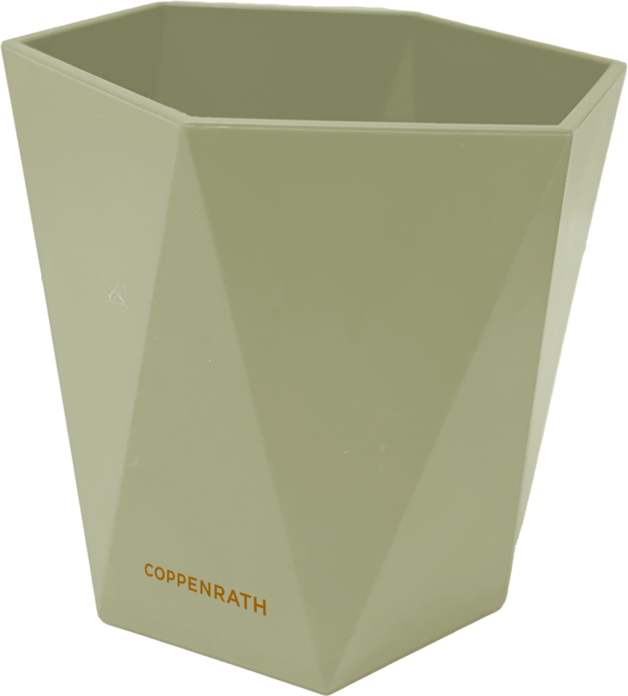 Sechseckiger, hellgrüner Becher mit leicht facettierter Oberfläche und Aufdruck „COPPENRATH“ unten.