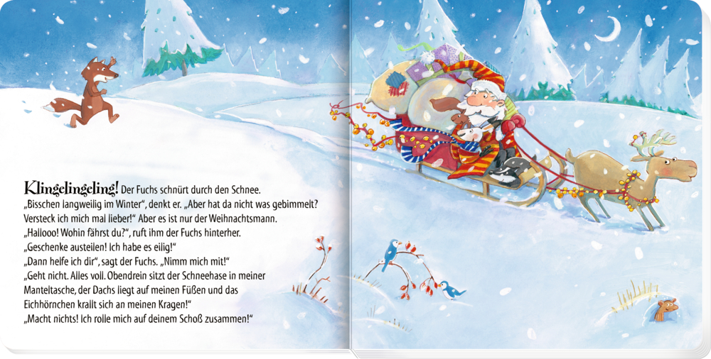 Weihnachtsmann mit Rentier zieht Schlitten voller Geschenke durch verschneite Landschaft, ein Fuchs läuft daneben.