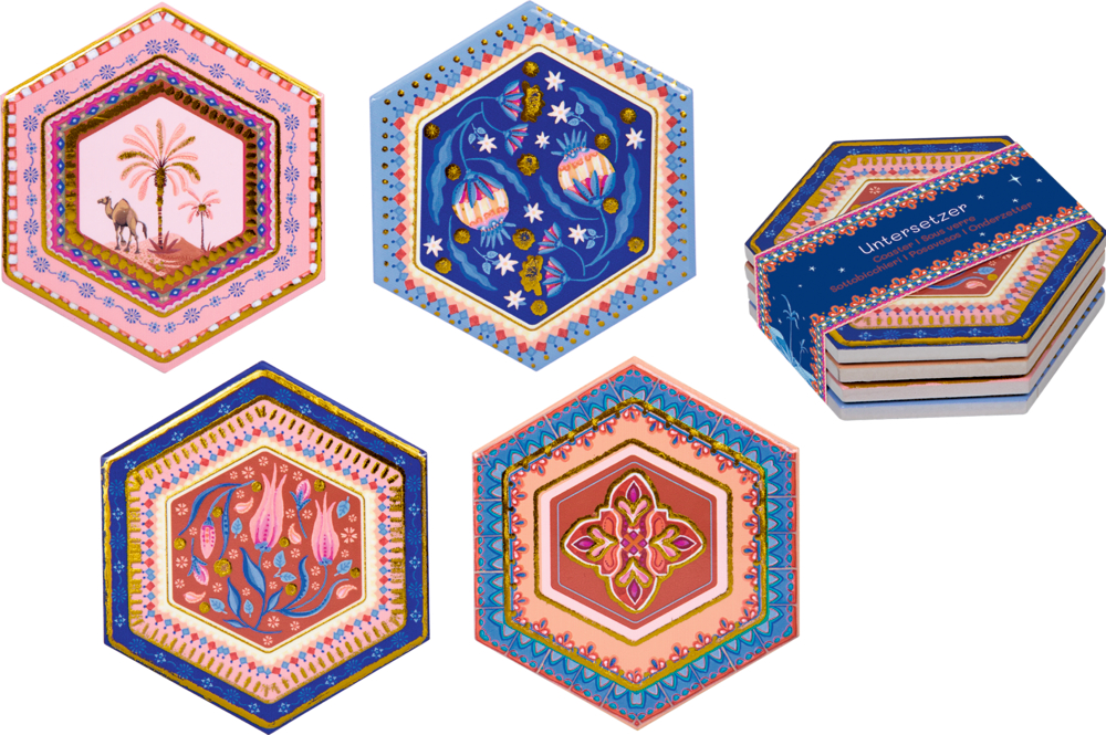 Set aus sechseckigen Untersetzern mit bunten, ornamentalen und floralen Mustern in Rosa-, Blau- und Goldtönen.