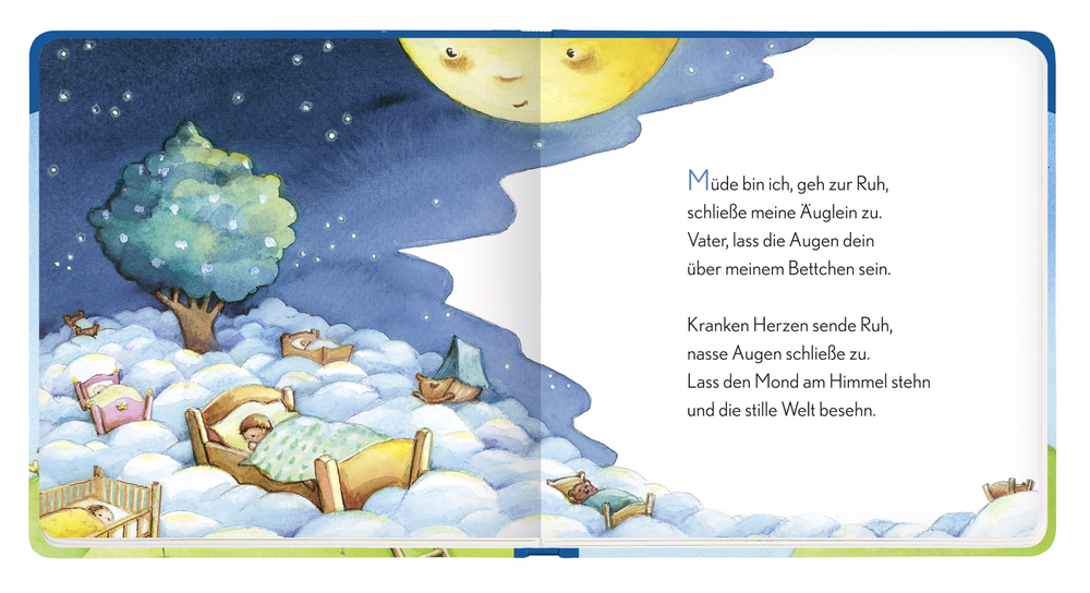 Ein Kind schläft im Bett auf flauschigen Wolken unter einem lächelnden Mond, umgeben von Bäumen und Sternen am Himmel.