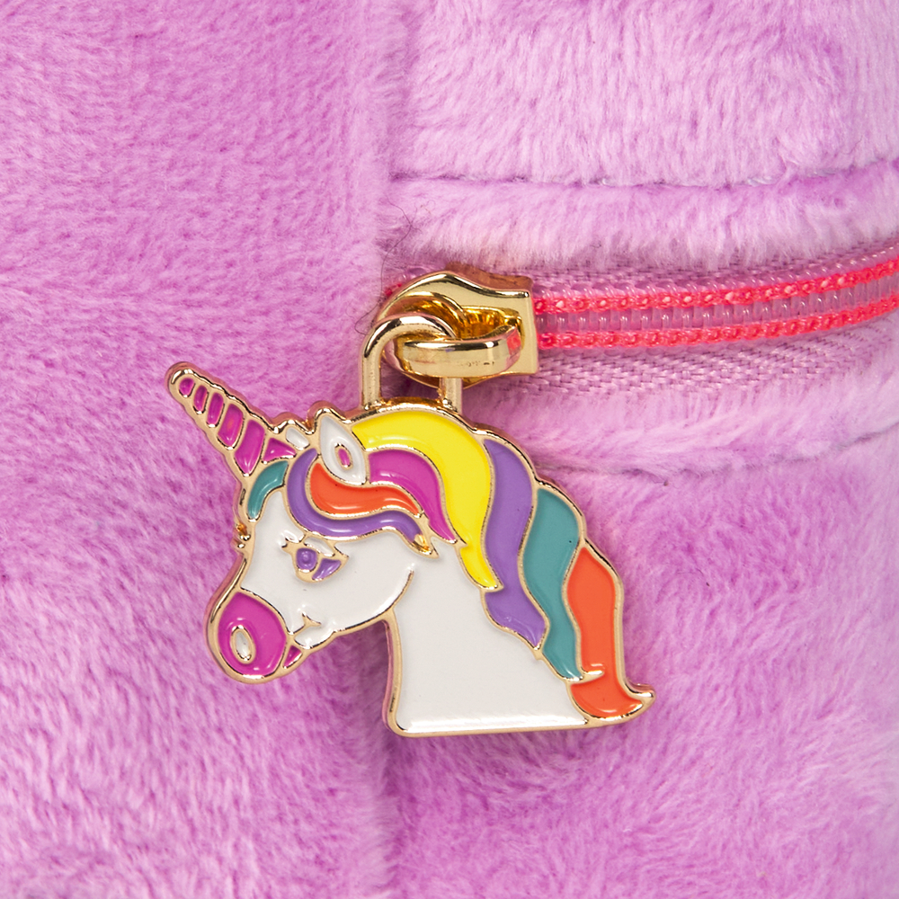 Goldener Einhorn-Reißverschlusszug mit Regenbogenmähne auf pinkem, flauschigem Stoffhintergrund.