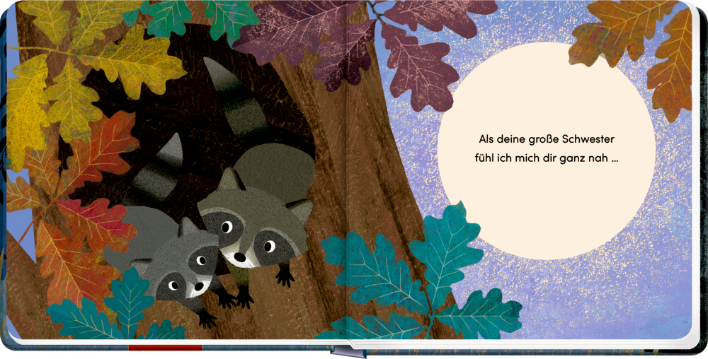 Zwei gezeichnete Waschbären schauen aus einer Baumhöhle, umgeben von bunten Herbstblättern. Auf der rechten Seite steht Text auf hellem Kreis.