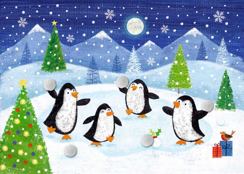Fünf Pinguine werfen Schneebälle auf einer verschneiten Fläche mit Tannenbäumen, Bergen und Mond im Hintergrund.