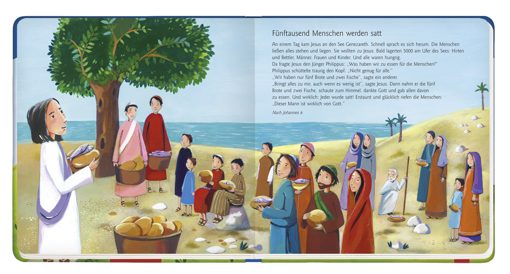 Jesus speist eine Menschenmenge am Meer mit Brot und Fisch, umgeben von Menschen.