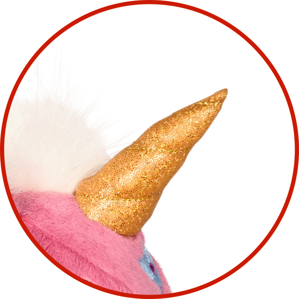 Nahaufnahme eines goldenen, glitzernden Horns an pinkem Plüsch.