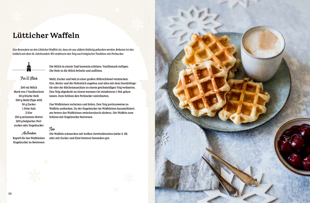 Lütticher Waffeln, Kaffee und Kirschen auf einer blau gemusterten Tischdecke.