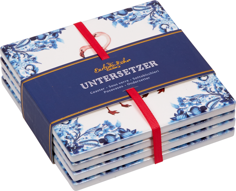 Blaue und weiße Untersetzer mit Blumenmuster, mit rotem Band umwickelt und als UNTERSETZER beschriftet.