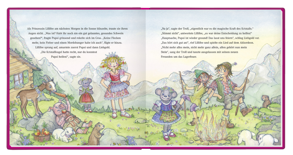 Lillifee, zwei Kinder und zwei Mäuse stehen auf einer Bergwiese mit Tieren, Bergen und Hütte im Hintergrund.